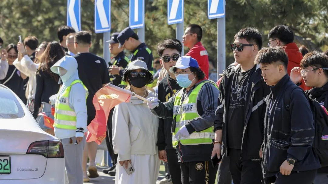 “五一”假期不打烊，高區“志愿藍”暖人心